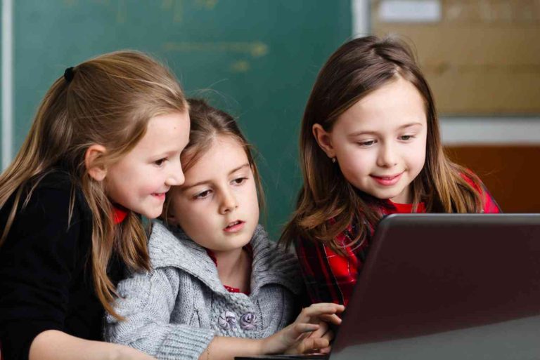 Uso de tecnologia nas escolas: o que dizem as evidências