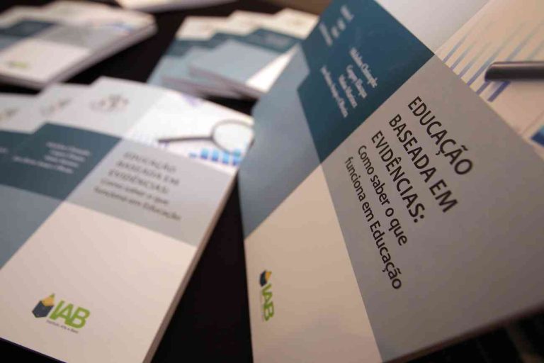 Livro tenta reduzir ‘achismos’ na educação