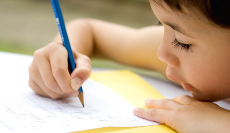 Alfabetização aos 6 anos: o que dizem as evidências