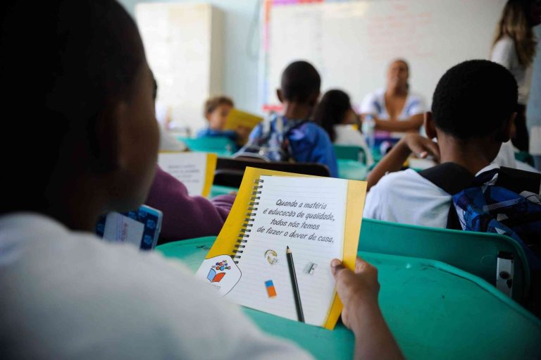 Inclusão Desigual Amplia Distância Entre Negros e Brancos na Educação