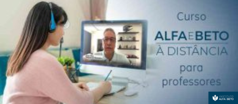 Professora realizando curso do Instituto Alfa e Beto, gratuitamente, à distância durante a pandemia
