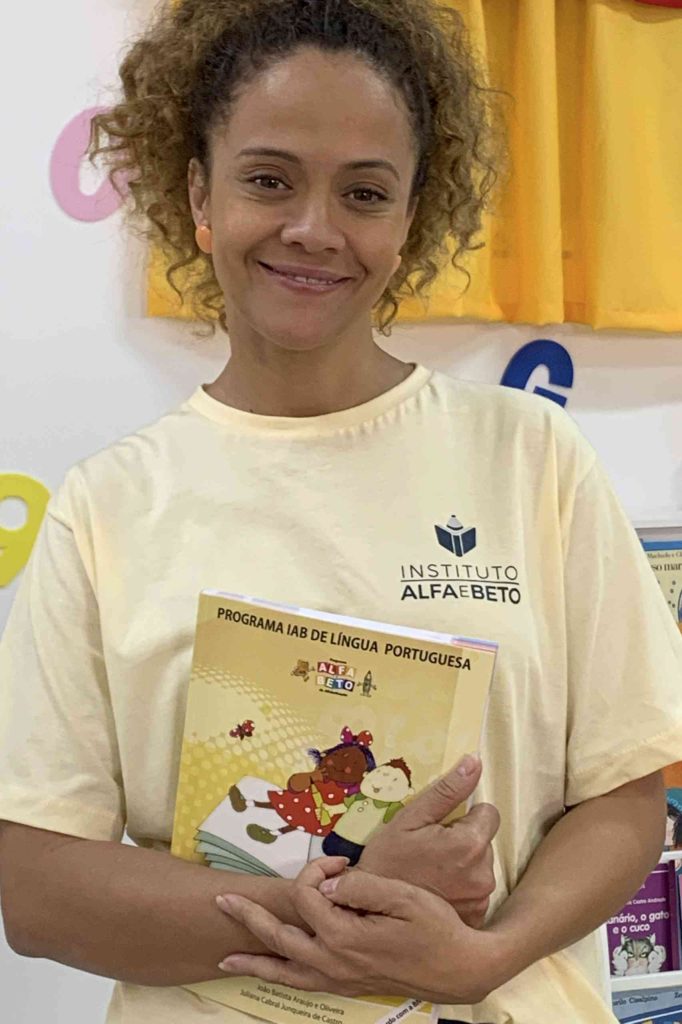 Entrevista com a atriz Aline Borges, professora de Língua Portuguesa (Alfabetização) do Programa Alfa e Beto na TV- 1º Ano