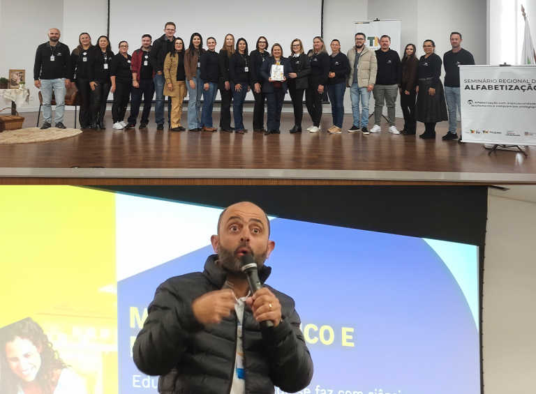Seminário Regional de Alfabetização em Três de Maio reúne profissionais da educação para discutir alfabetização baseada em evidências.